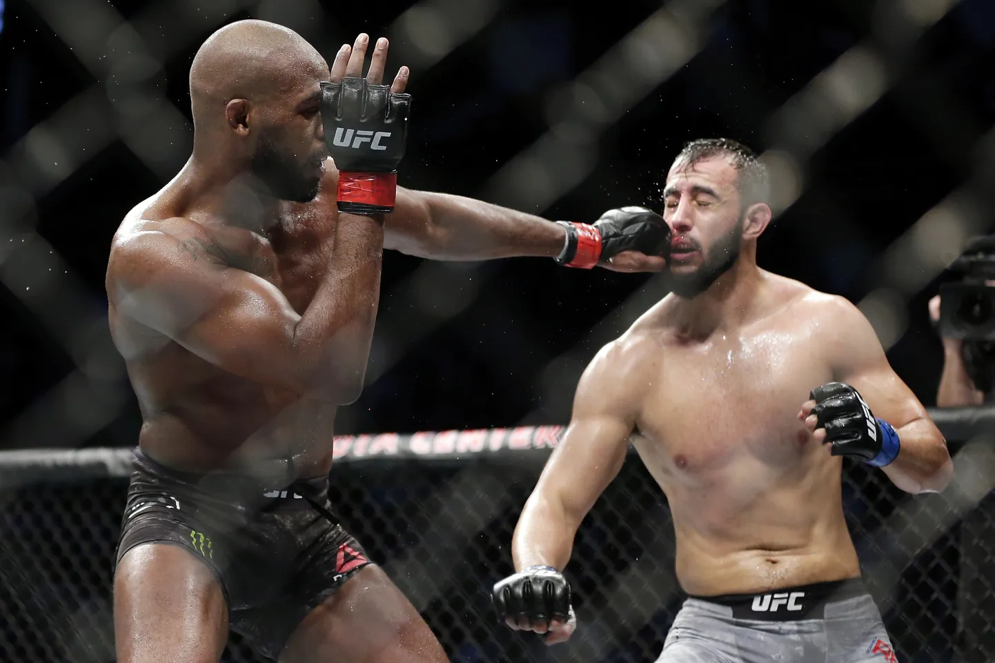 Jon Jones (vasakul) on üks aegade parimaid vabavõitlejaid.