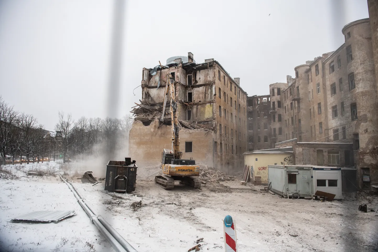Foto: Sāk demontēt degušo namu Kalnciema ielā