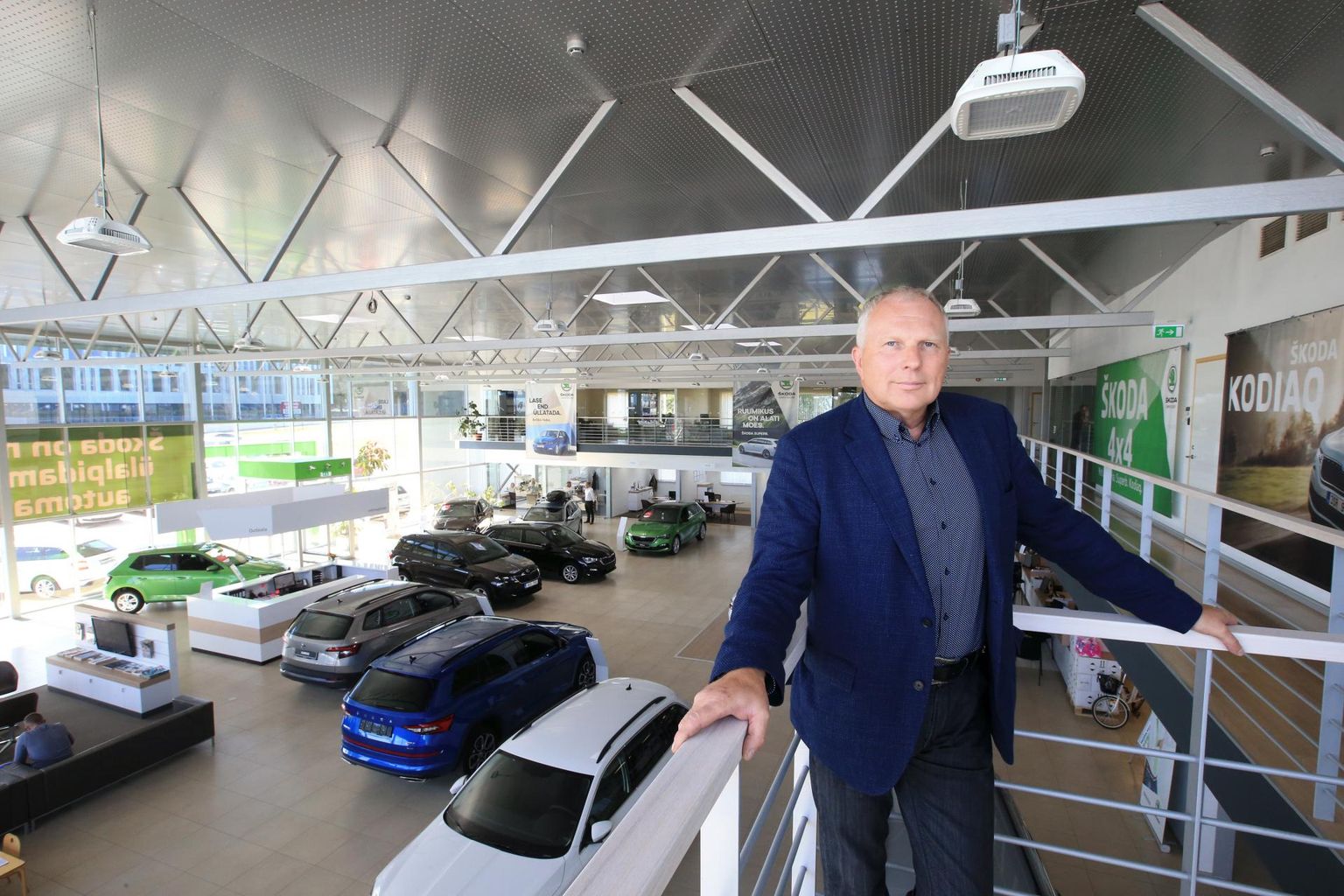 Aktsiaseltsi Aasta Auto juhatuse esimees Tarmo Uffert Škoda müügiesinduses.