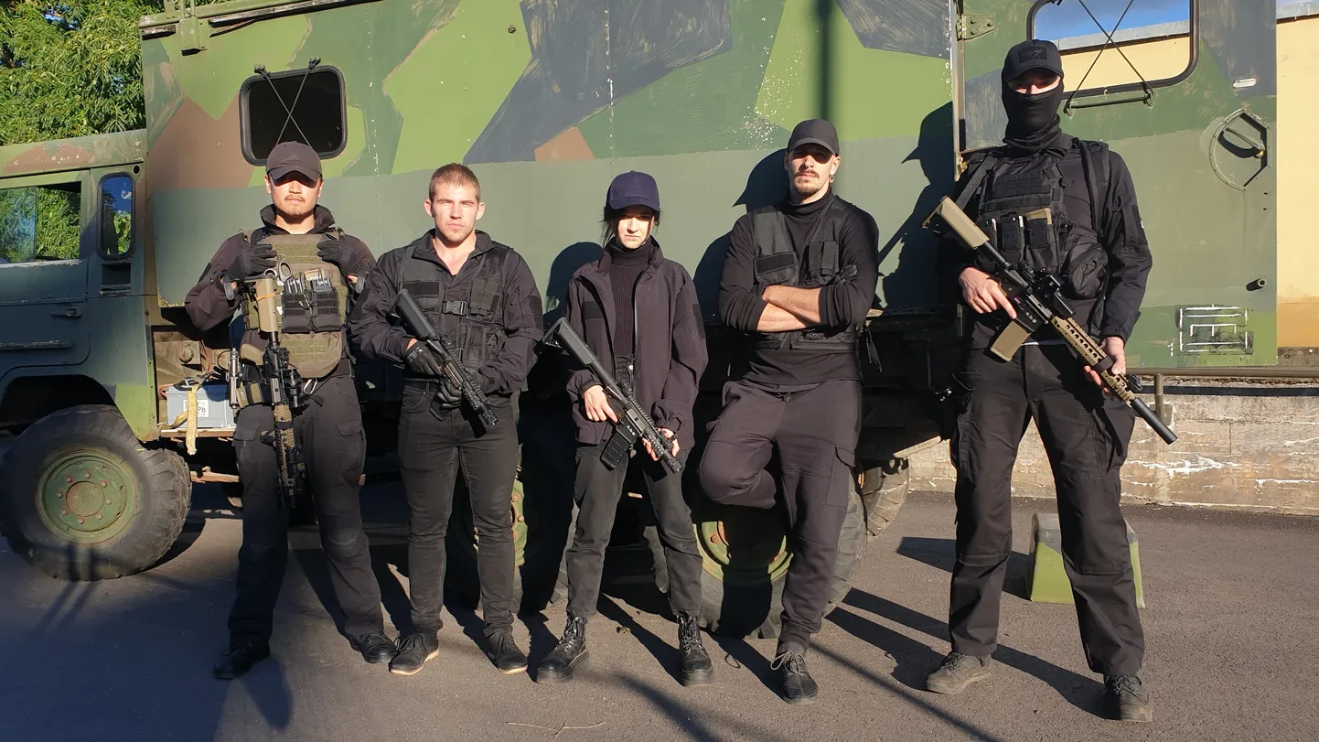 Группа каскадеров на съемках. В центре Родион, Диана и Константин, .