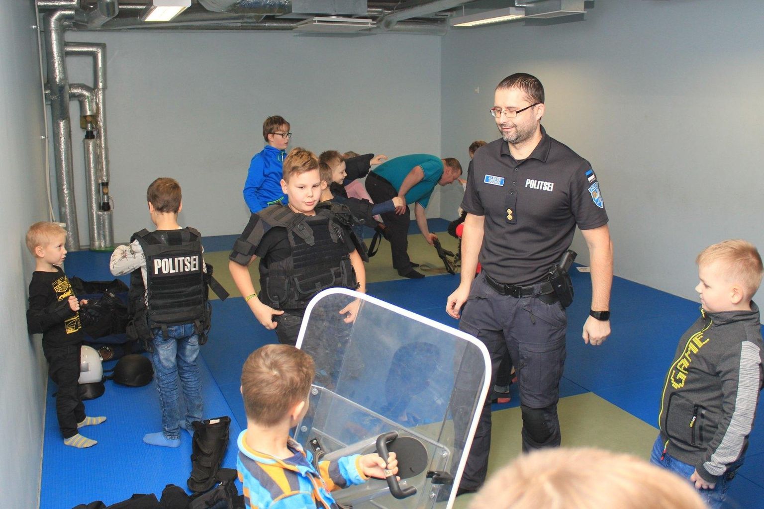 Eile võisid Rakvere politseimaja töötajad lapsed tööle kaasa võtta.