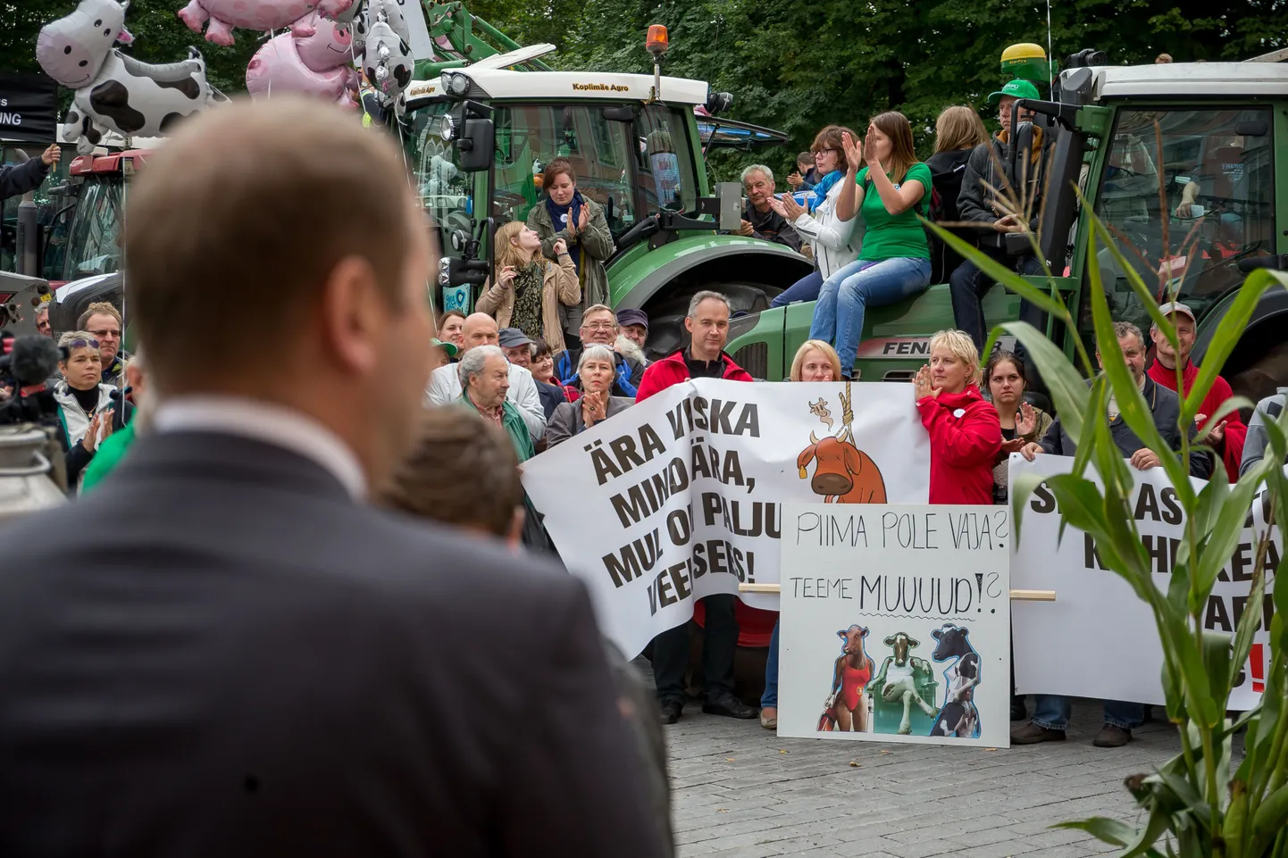 Põllumeeste meeleavaldus Toompeal riigikogu ees.