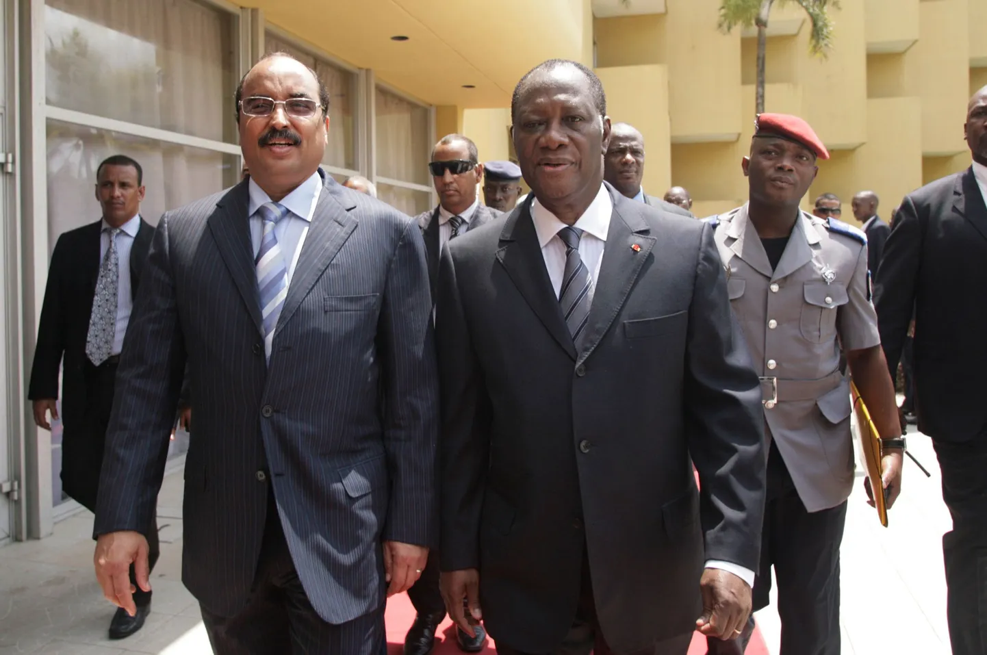 Elevandiluuranniku novembrikuiste valimiste rahvusvaheliselt tunnustatud võitja Alassane Ouattara (paremal)koos Mauretaania presidendi Mohamed Ould Abdel Aziziga Golf hotellis.