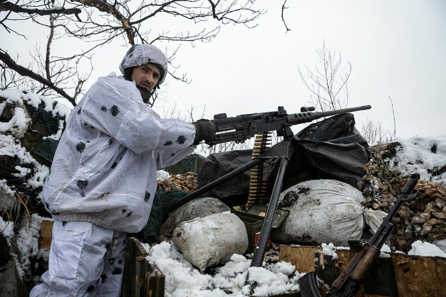 Ukraina sõdur eile rindel Donetski oblastis Marinka linna lähedal. 