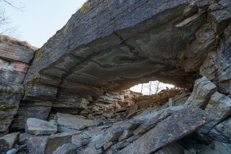 Tünelin ağzı şimdi parlıyor, because the collapsed place is quite close to the edge of the limestone bank.
