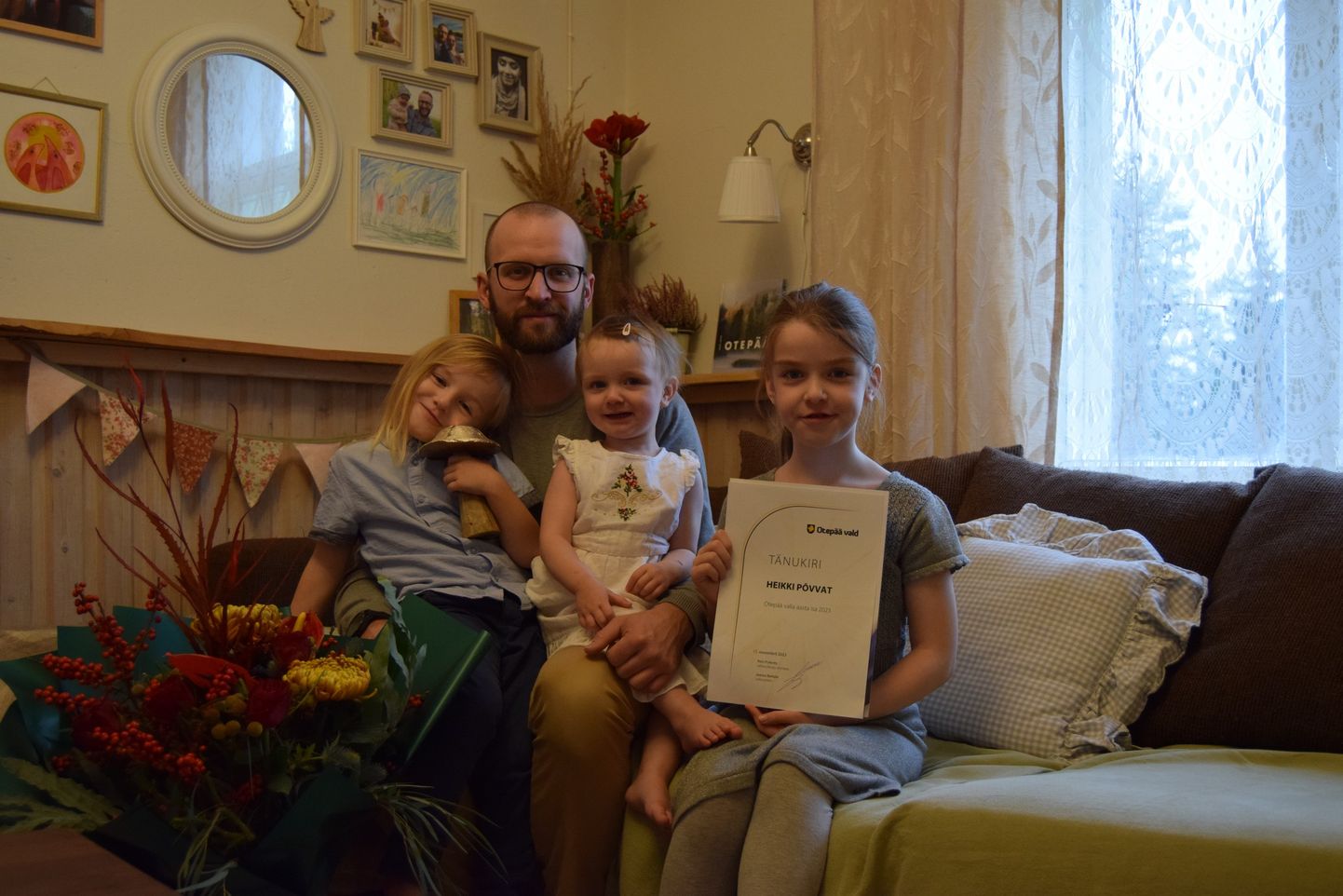 Otepää valla aasta isa Heikki Põvvat koos oma lastega.