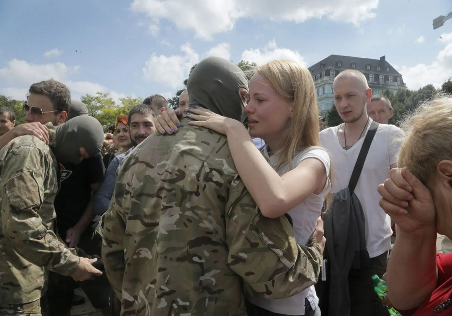 В минувшее воскресенье в столице Украины родные и близкие провожали очередную группу солдат-добровольцев, которые отправлялись в восточные регионы сражаться за территориальную целостность страны.