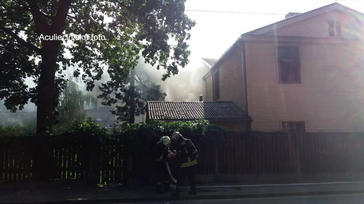 Соседи рассказали о пожаре в Агенскалнсе, в котором пострадала украинская беженка