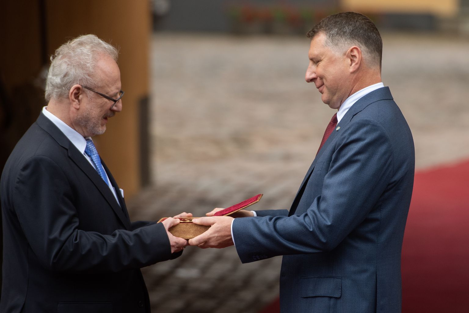 Foto: Jaunievēlētajam Valsts prezidentam simboliski nodod Rīgas pils atslēgas