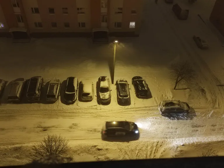 Дороги в Ахтмеской части расчистила снегоуборочная техника. Но метель не утихает.