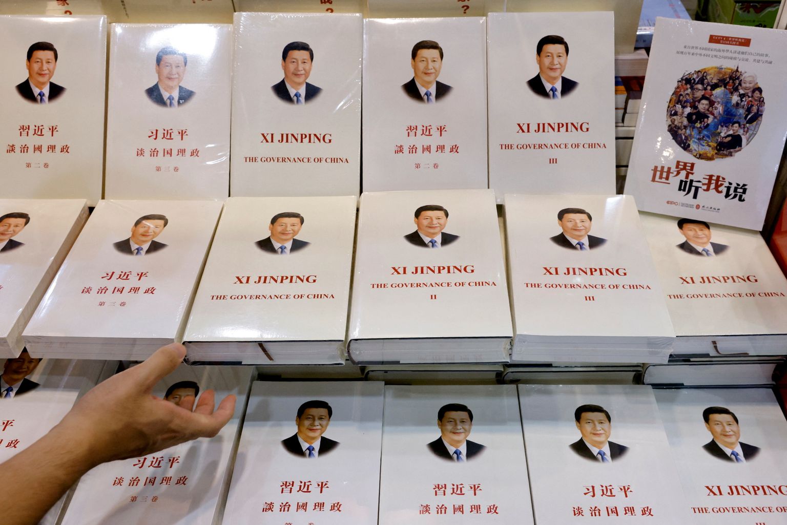 Raamatu «Xi Jinping: Hiina valitsemine» eksemplarid Hongkongi raamatumessil.