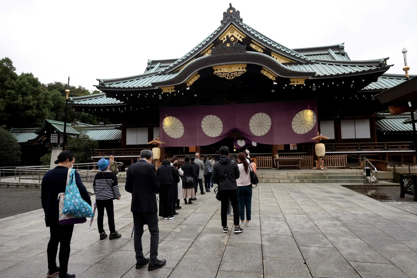 Inimesed ootamas pääsu Yasukuni pühamusse.