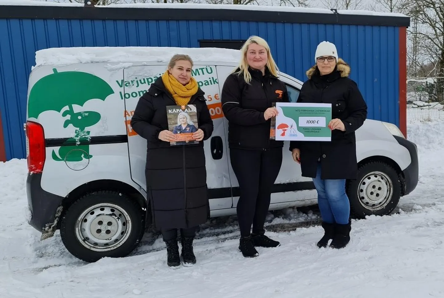 Pärnumaa Lasterikaste esindajad Ilona Palmsaar ja Renata Püss andsid Pärnu loomade varjupaiga juhatajale Seyle Jussile üle ühingu heategevuslaadalt kogutud raha.