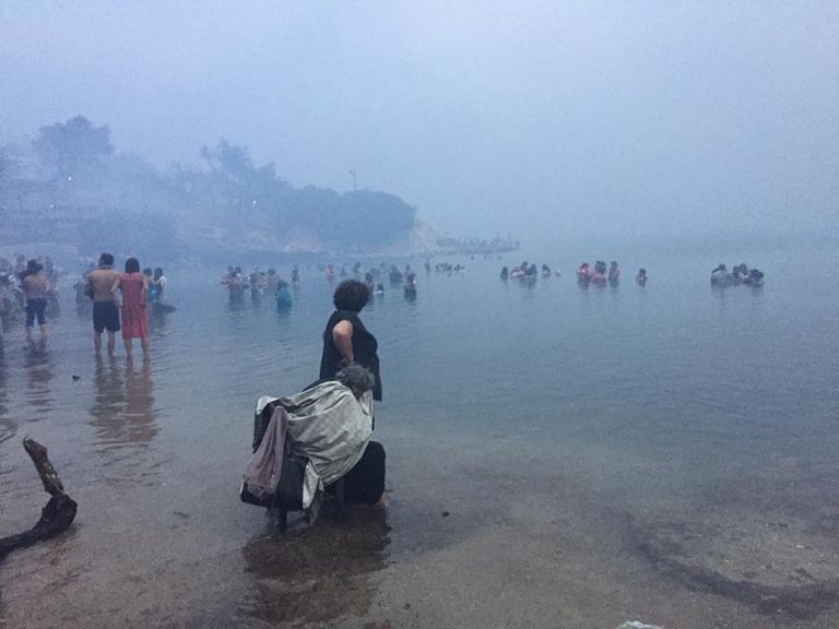 Põlengu eest põgenenud inimesed Mati rannas.