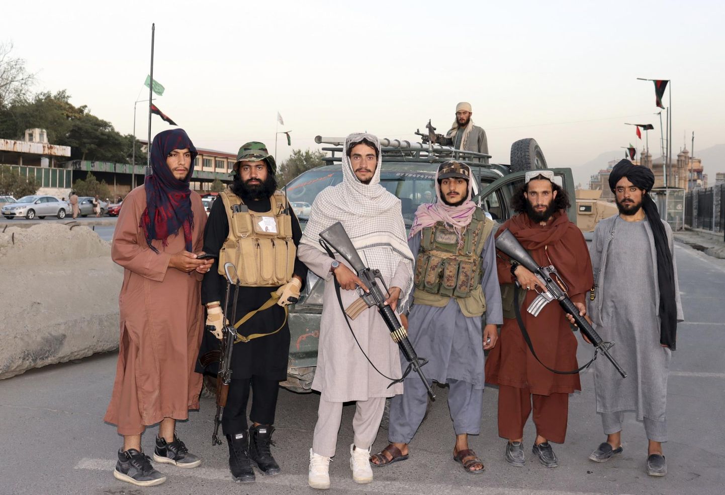 Talibani võitlejad kontrollpunktis.