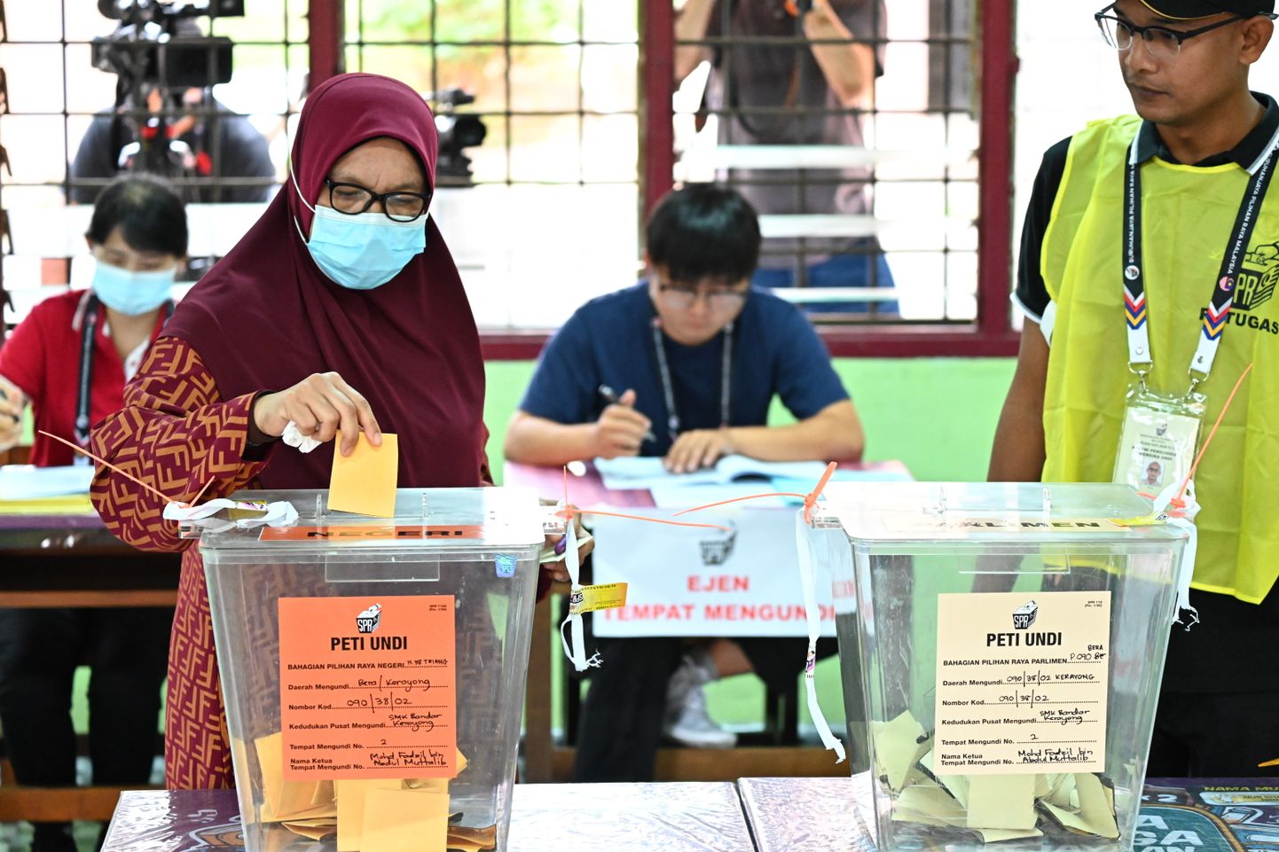 Valijad jaoskonnas hääletamas, Malaisia 19. november.