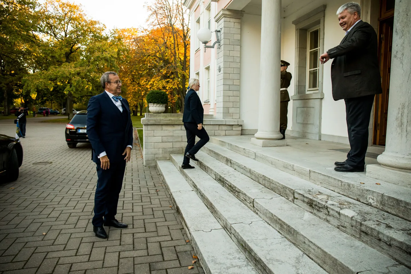 Toomas Hendrik Ilves pärast esmaspäevaseid presidendivalimisi Kadriorus, paremal on presidendi avalike suhete nõunik Toomas Sildam.