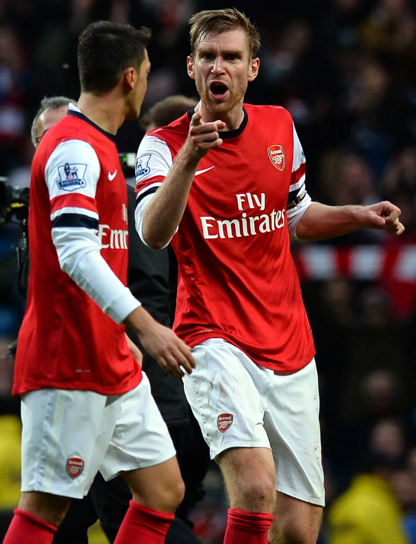 Per Mertesacker (paremal) pahandamas Mesut Öziliga.