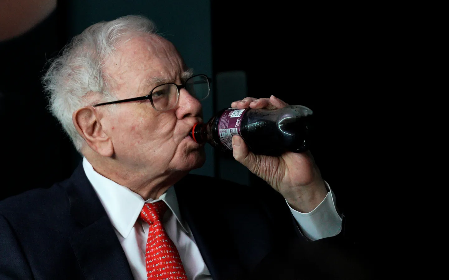 Tegelikult armastab Buffett lihtsaid toite. Tavaliselt sööb hamburgerit ja joob kokat.