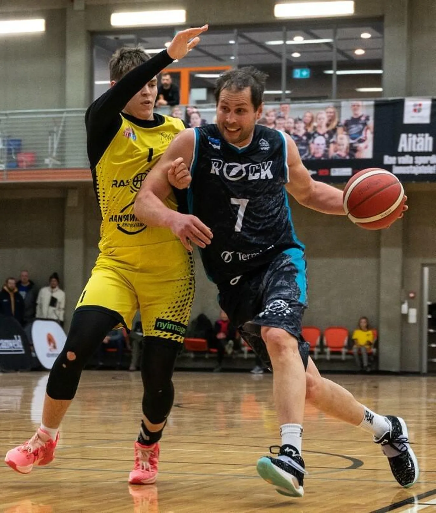 Valmo Kriisa (mustas) oli Saku II liiga veerandfinaalide resultatiivseim mängija 31 punktiga, sopsates kohtumises üheksa kolmepunktiviset.