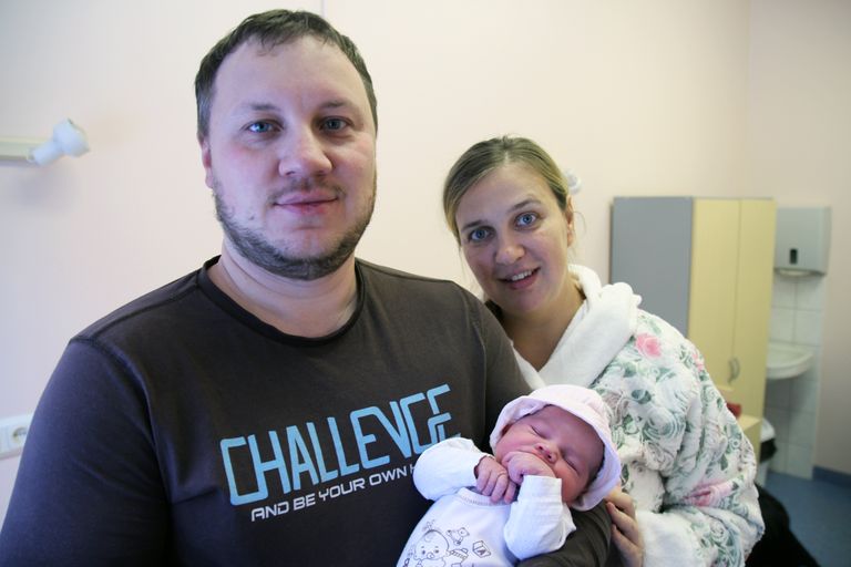 Lõuna-Eesti haigla esimene beebi sündis 2019. aasta teise päeva hommikul täpselt kell 7.00. Pildil väike Arijana koos ema Lilija ja isa Vladimiriga.