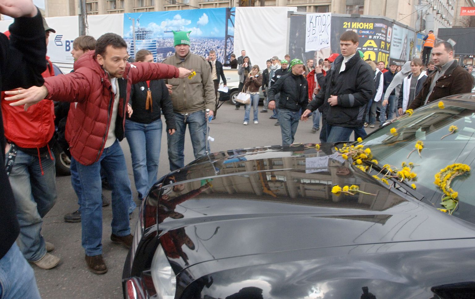 2. mai 2007 Moskvas Mjasnitskaja tänaval. Naši kokku kutsunud ja suursaadiku kallale ässitanud Vassili Jakimenko (punases jopis) justkui kaitseks Marina Kaljuranna autot märatsevate noorte eest.