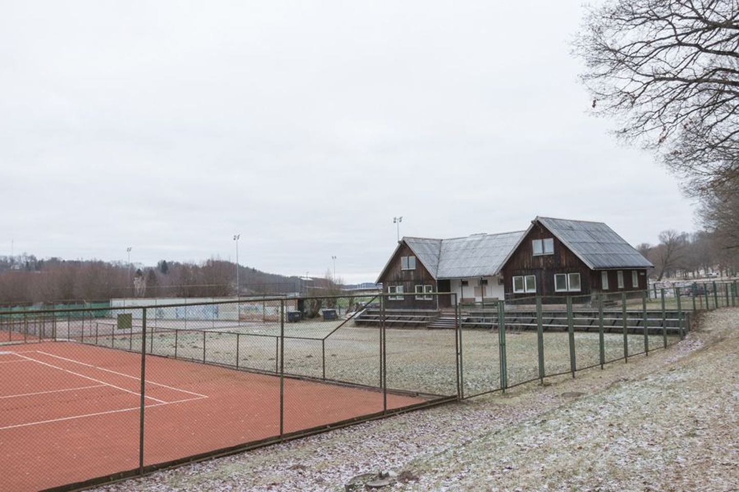 Tennisemaja on aastatega nii ära väsinud, et seda ei saa enam üldse kasutada. Väljakud on heas seisus vaid sobiva ilmaga. Tänavu kavatsevad linn, tenniseklubi ja investorid tennisekompleksi 400 000 euro eest uueks ehitada.