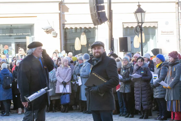 LAUPÄEVAL Raekoja platsil sõjavastase meeleavaldusena peetud ühislaulmisel osales tuhatkond inimest. Lauluvägesid juhtisid dirigent Lauri Breede (esiplaanil vasakul) ja ukraina kogukonna aktiivne toetaja Kalle Paas.