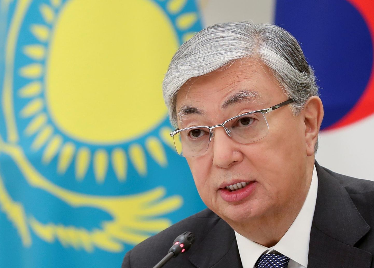 Президент Казахстана Касым-Жомарт Токаев заявил в присутствии Путина о поддержке территориальной целостности Украины и непризнании «ЛНР» и «ДНР».