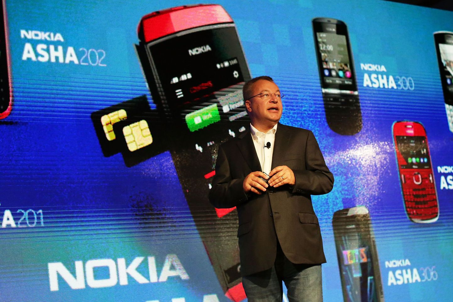 Nokia juhatuse esimees Stephen Elop Nokia Lumia 920 ja 820 Windowsi tutvustamas.