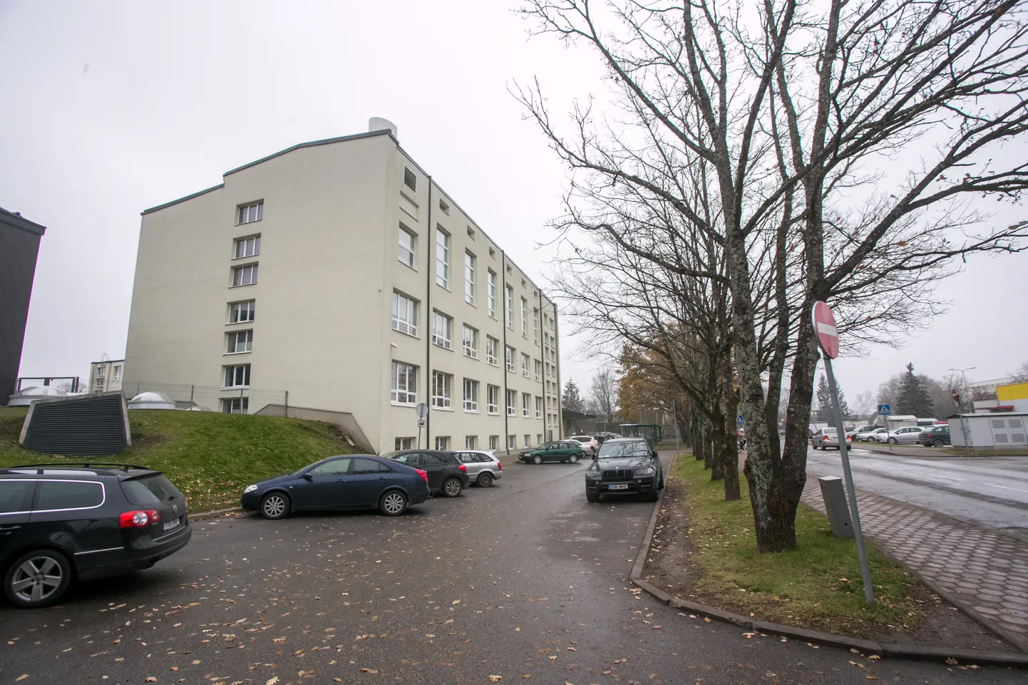 Paide gümnaasiumi parklasse ei tohi edaspidi tipptunnil autoga trügida.