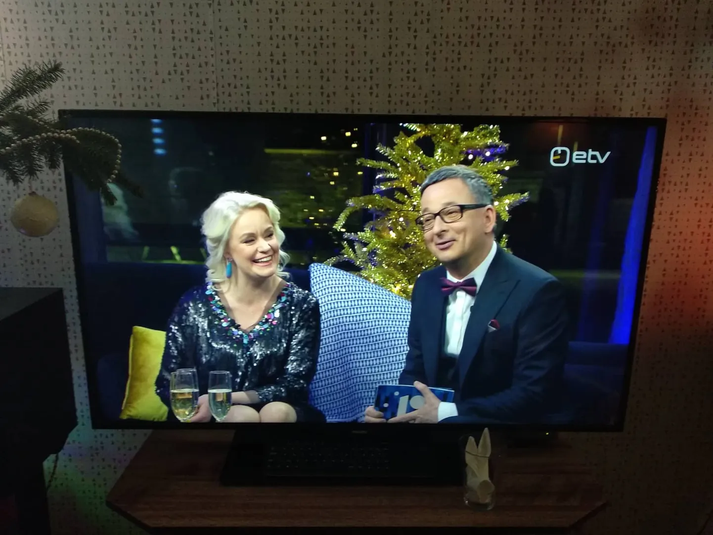 31. detsembri teleprogramm. Ekraanil Karmel Killandi ja Margus Saar.