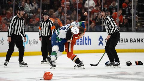 Bļugers izkaujas ar Gudasu; Merzļikina komanda attālinās no Stenlija kausa izcīņas