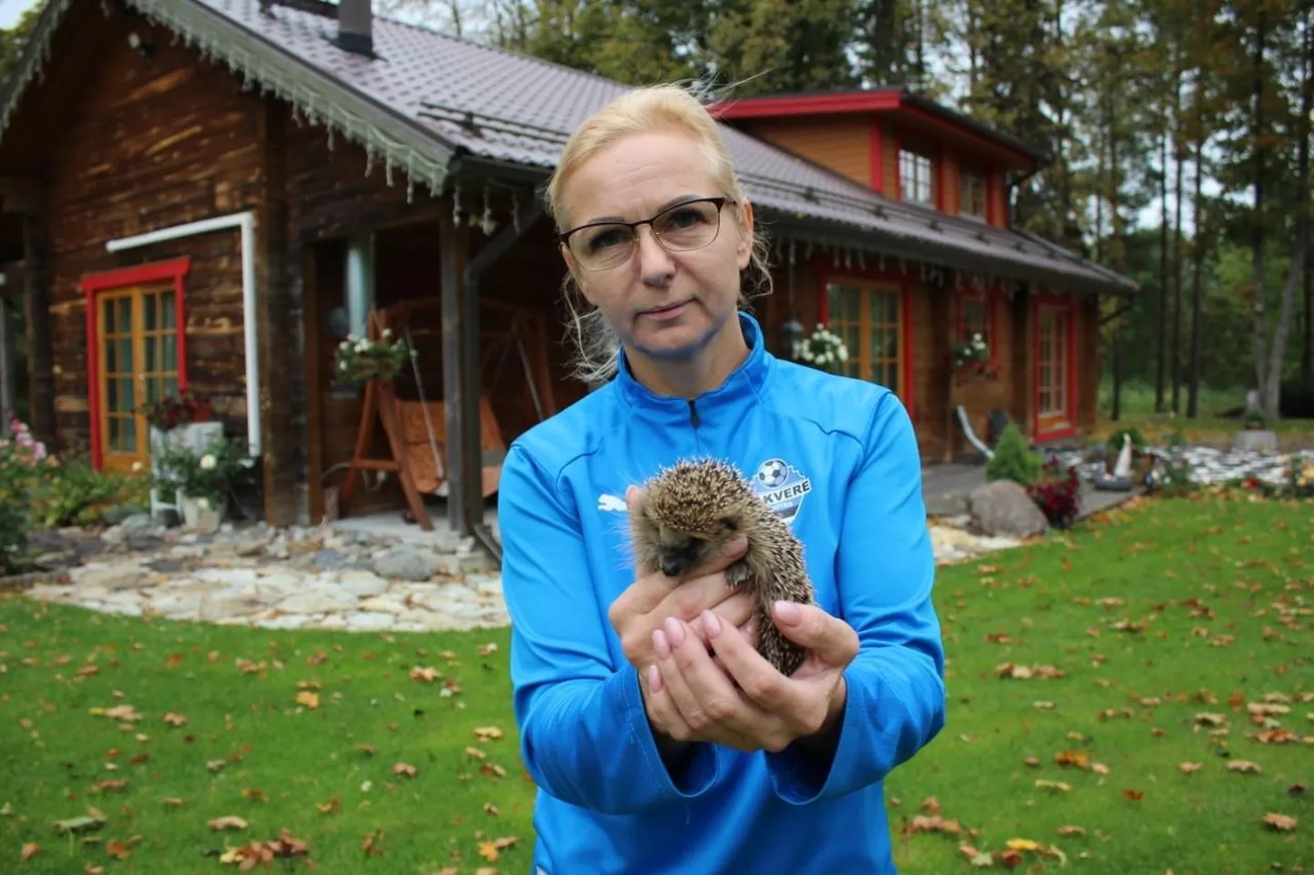 Annika Reinula siiliga kodumaja ees.