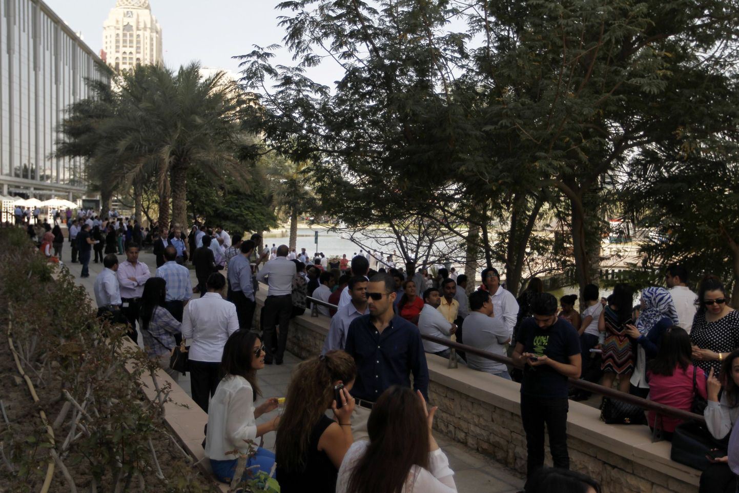 Люди, эвакуированные из здания Dubai Media City