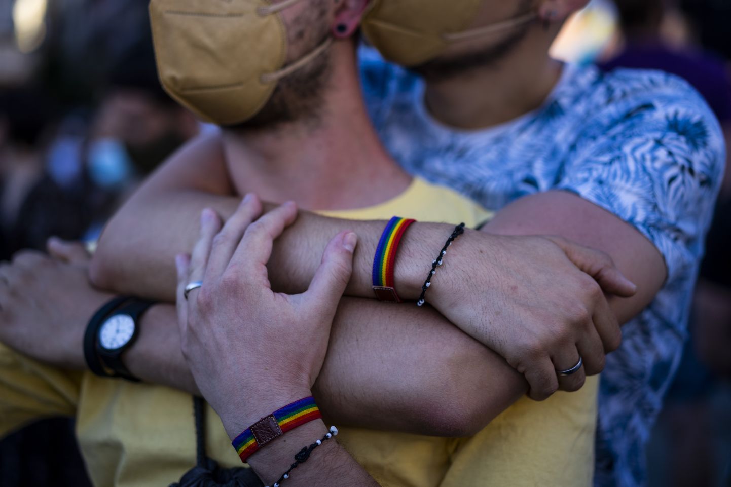 Kaks meest esmaspäevasel meeleavaldusel, kus mälestati nädalavahetusel Coruñas tapetud 24-aastast geid Samuel Luizi.