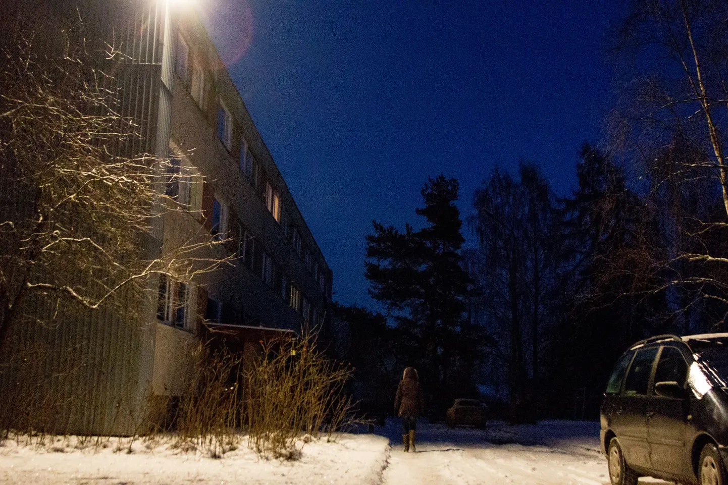 Hoone esine oleks kottpime, kui korteriühistu poleks omaalgatuslikult paigaldanud majale lampe, mis aktiviseeruvad liikumise peale.