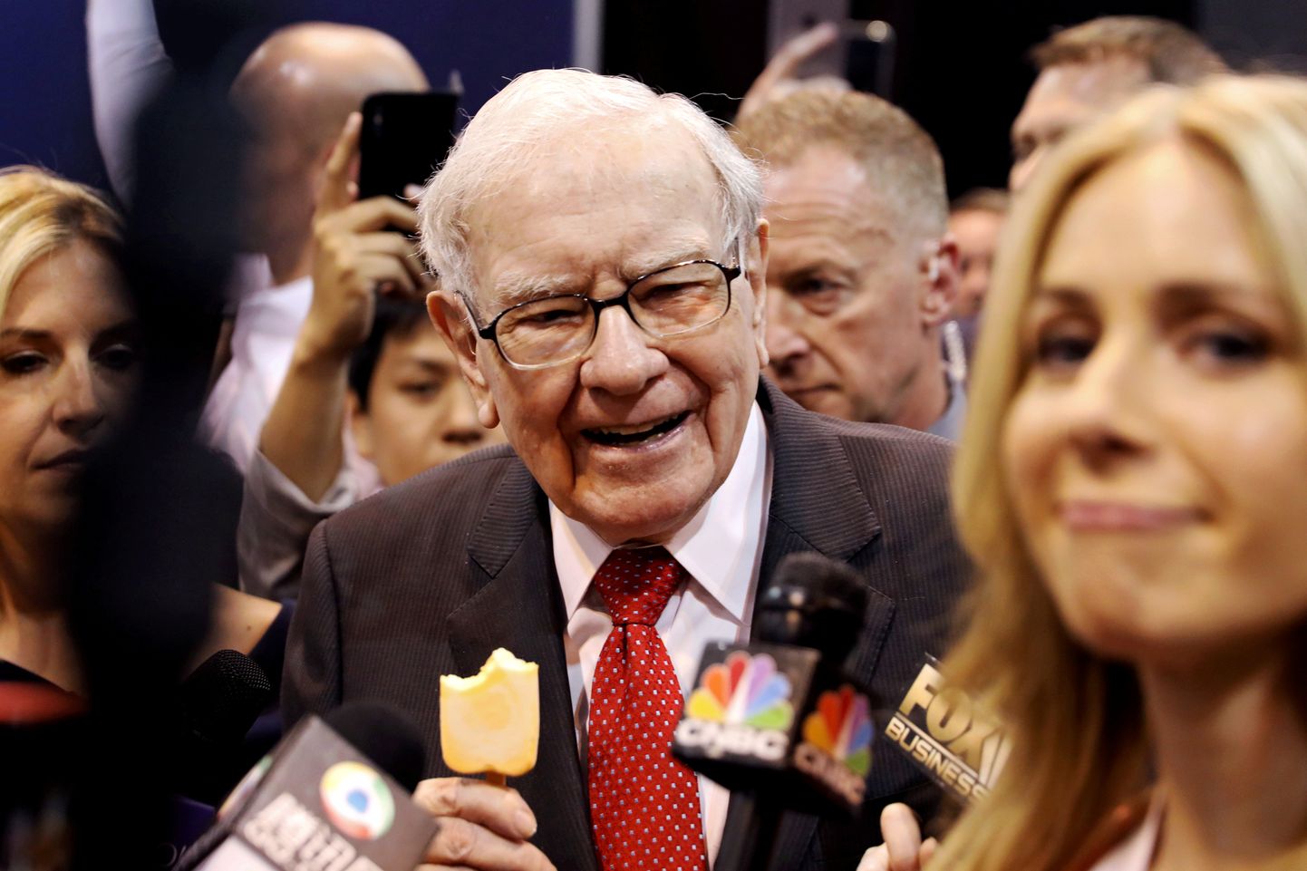 Maailma rikkaimate inimeste hulka kuuluv Warren Buffett naudib investeerimishuviliste seltskonda