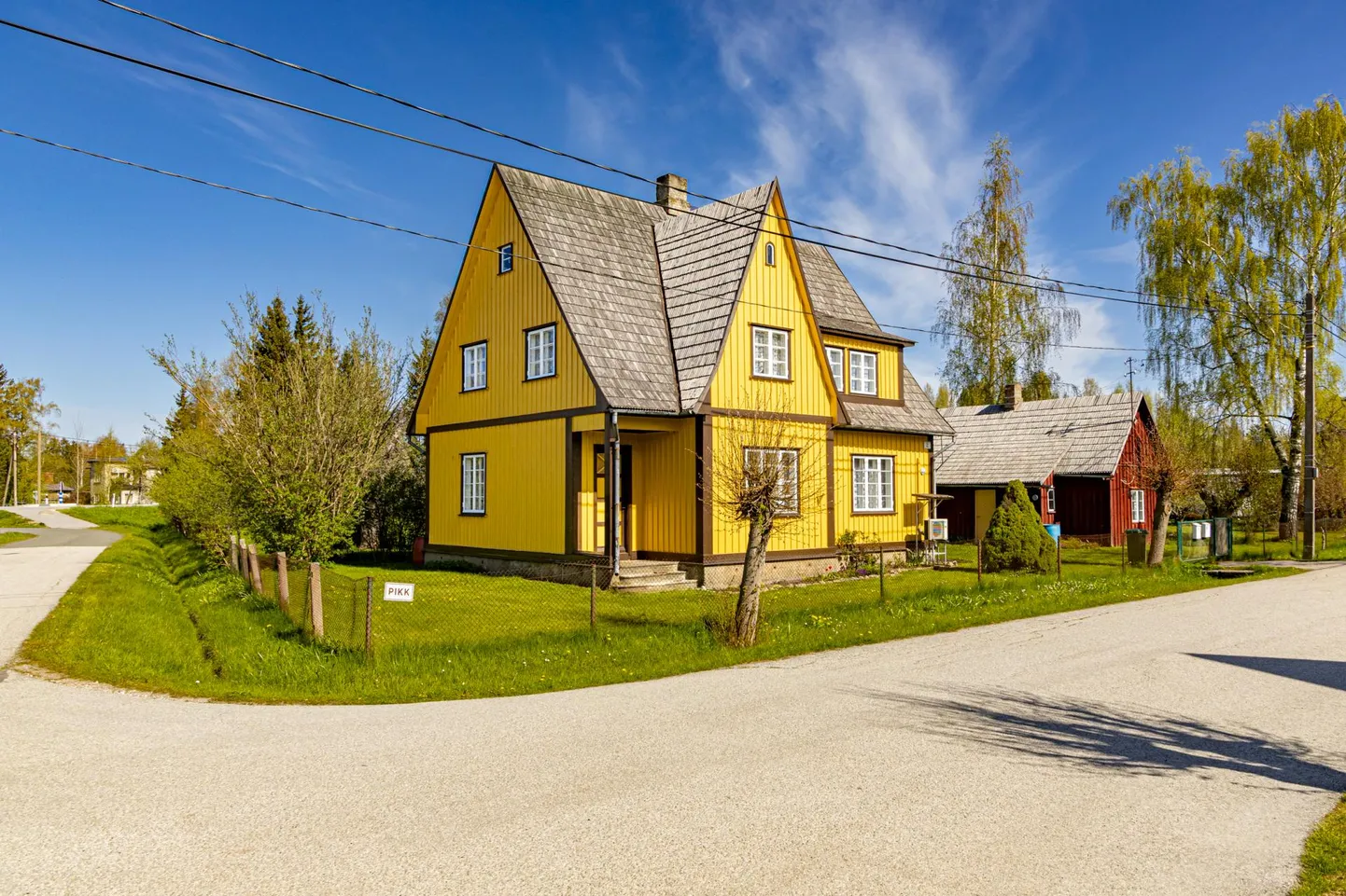 1930ndatel levis see eriti järsu katusega majatüüp Pärnust ka mujale Pärnumaale. Ju siis rahvale meeldis ja lisaks usaldati tolleks ajaks juba kuulsust kogunud Olev Siinmaa head maitset. Pildil Pikk tänav 2 elamu Sindis.