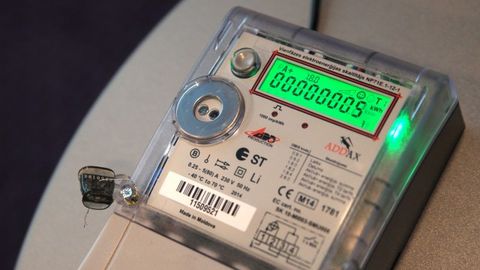 Elektroenerģijas vidējā cena pagājušajā nedēļā Latvijā samazinājās 2,4 reizes