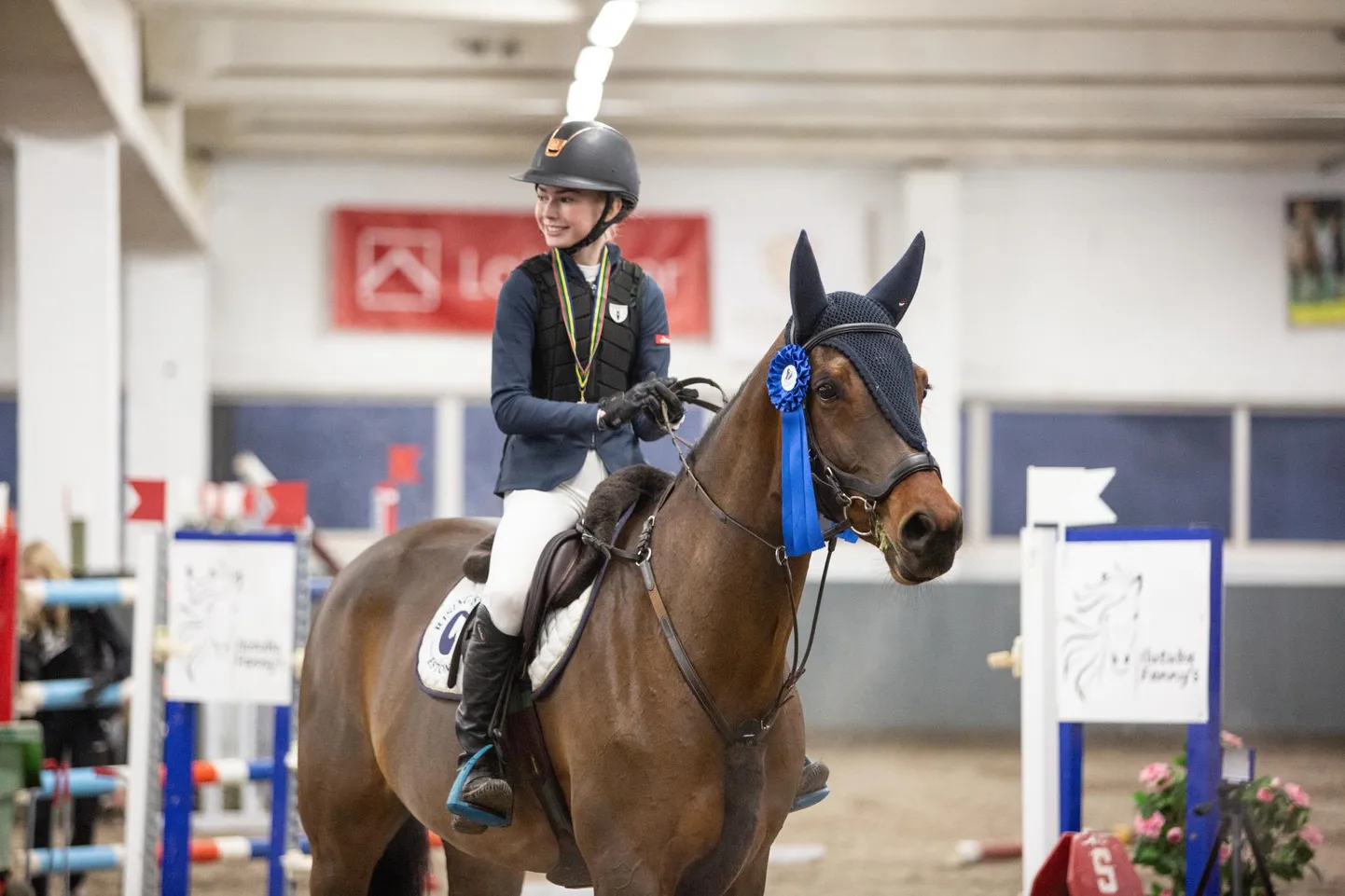 Johanna Krippel ja Happygirl G on tänavuste Eesti juunioride sisemeistrivõistluste hõbemedalistid takistussõidus.