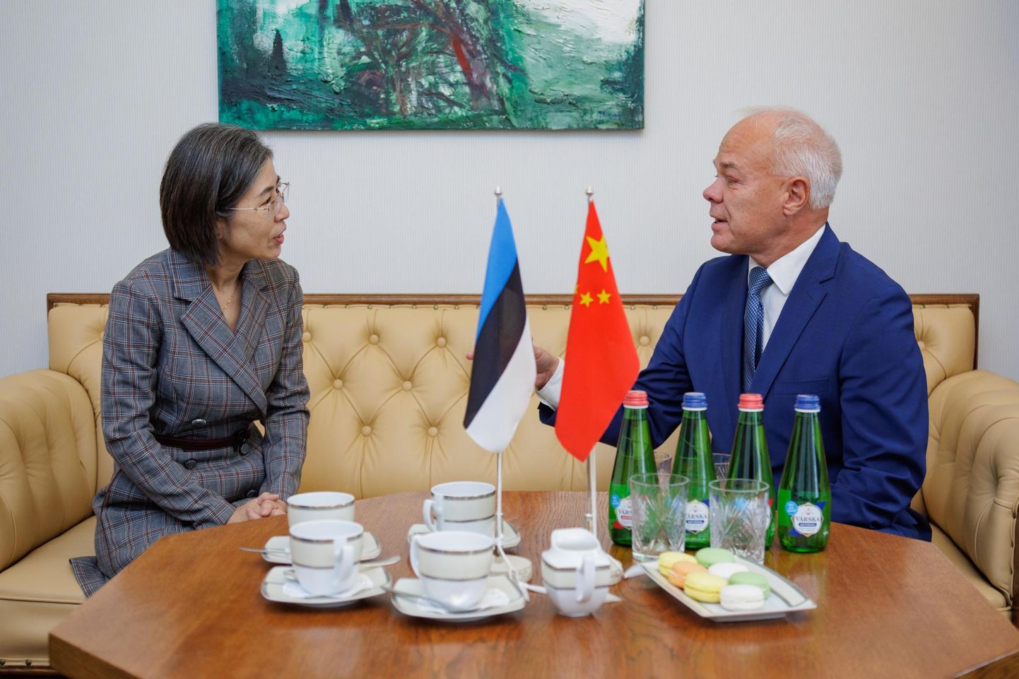 China's ambassador to Estonia, Guo Xiaomei, warned at a meeting with chairman of the Estonia-China parliamentary group Toomas Kivimagi that the opening of a Taipei representative office could lead to her departure from Estonia.