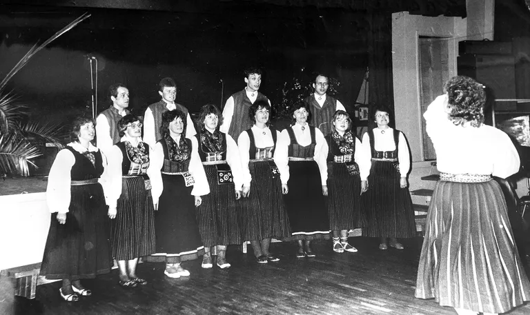 ISAMAALISED LAULUD: Kihelkonna kammerkoor suvel 1989. Esireas (vasakult) Marianna Teär, Kersti Narvat, Aita Piirma, Maili Mai, Lea Hioväin, Kai Kallas, Ene Metsmaa, Aino Koor. Tagareas Laur Teär, Toomas Kraun, Ain Anger ja Jaen Teär. Dirigent Imbi Kolk.