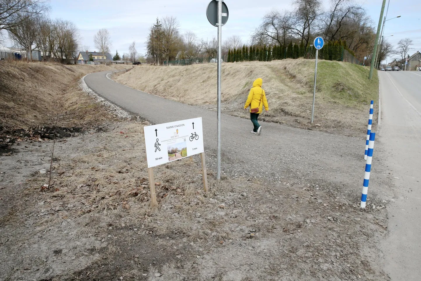 Sadamaraudtee kergliiklustee ääres ei ole seni veel pinke ega prügikaste.