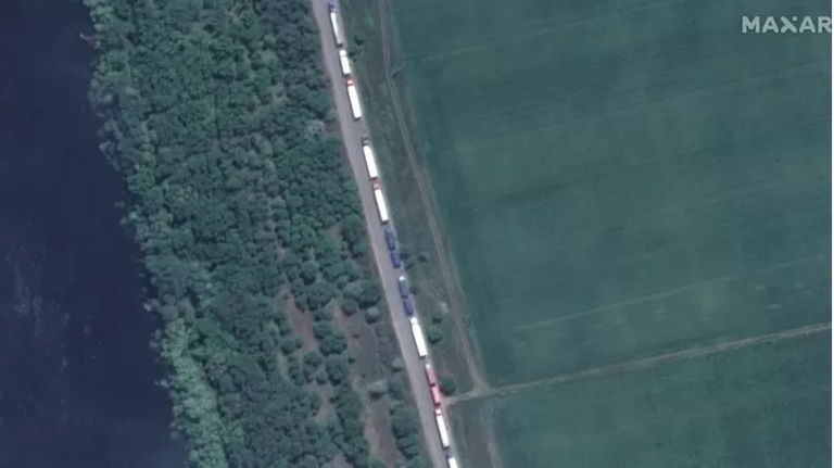 Очередь из грузовиков к северу от административной границы в районе Армянска