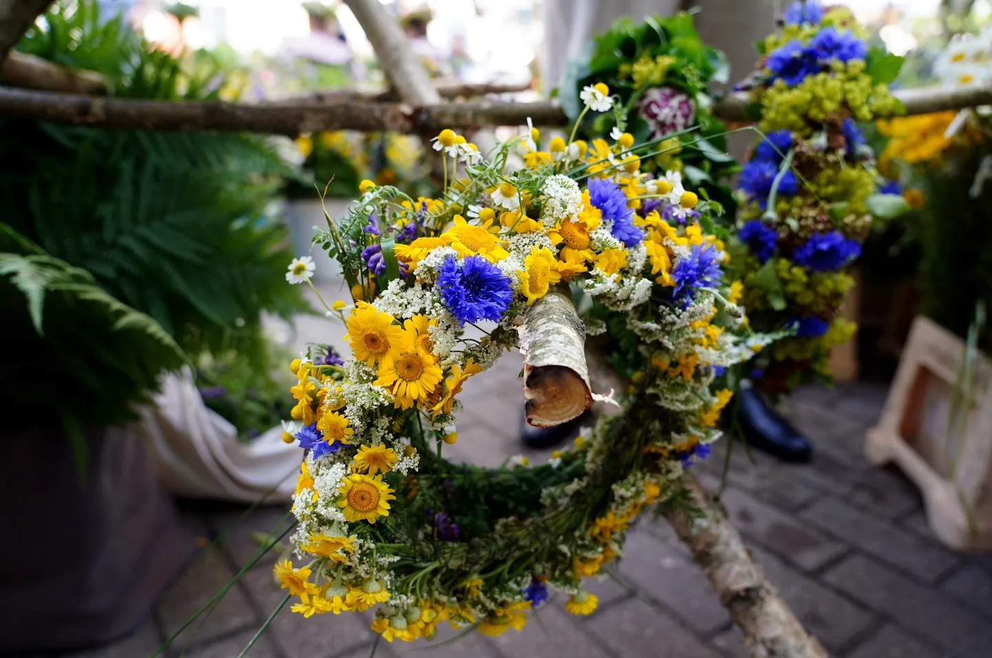 Doma laukumā norisinās tradicionālais Zāļu tirgus.