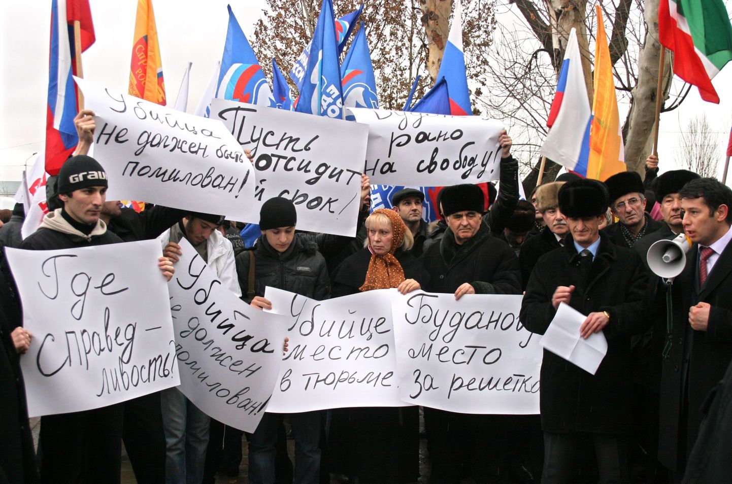 Tuhanded tšetšeenid kogunesid tänavatele, et mälestada advokaat Stanislav Markelovit.