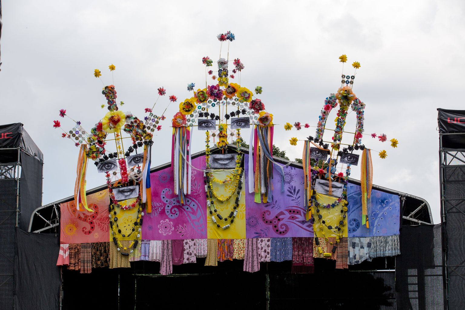 Teisipäeva pärastlõunal võis kõikjal tulevasel festivalialal näha märke eesootavast suursündmusest.
