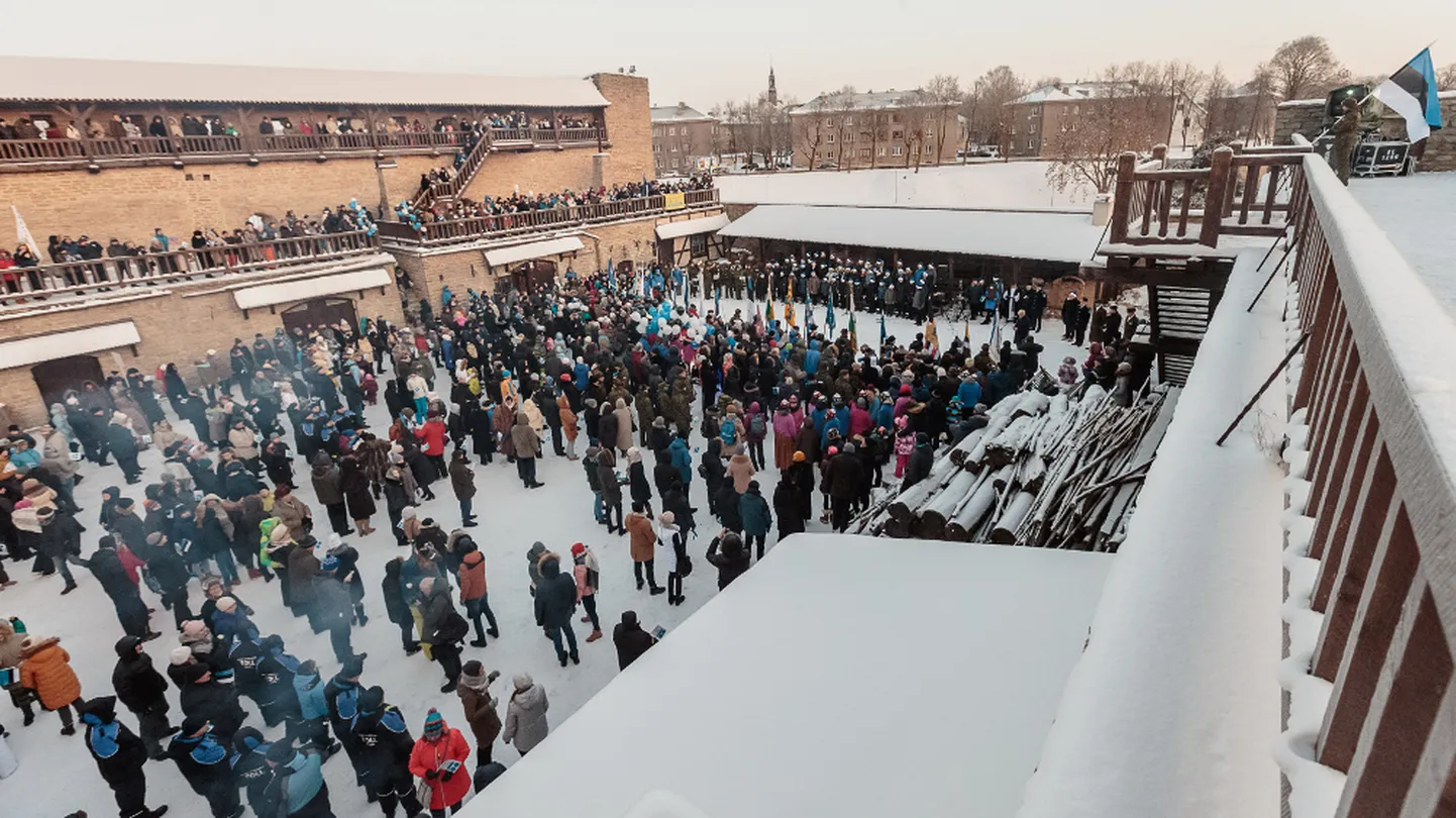 24. veebruari varahommikul toimus Narva linnuse põhjaõues tõeliselt südamlik rahvapidu, kus käredast pakasest hoolimata keegi külma ei tundnud.
ILJA SMIRNOV