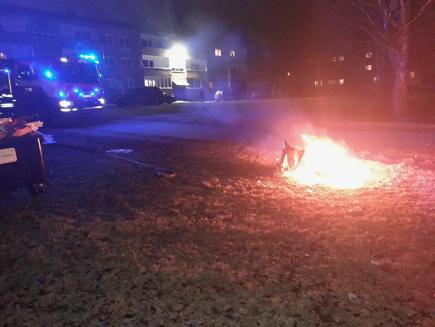 21 января вечером спасателей вызвали во двор жилого дома на улице Роози в Валга, где полыхал мусорный контейнер.